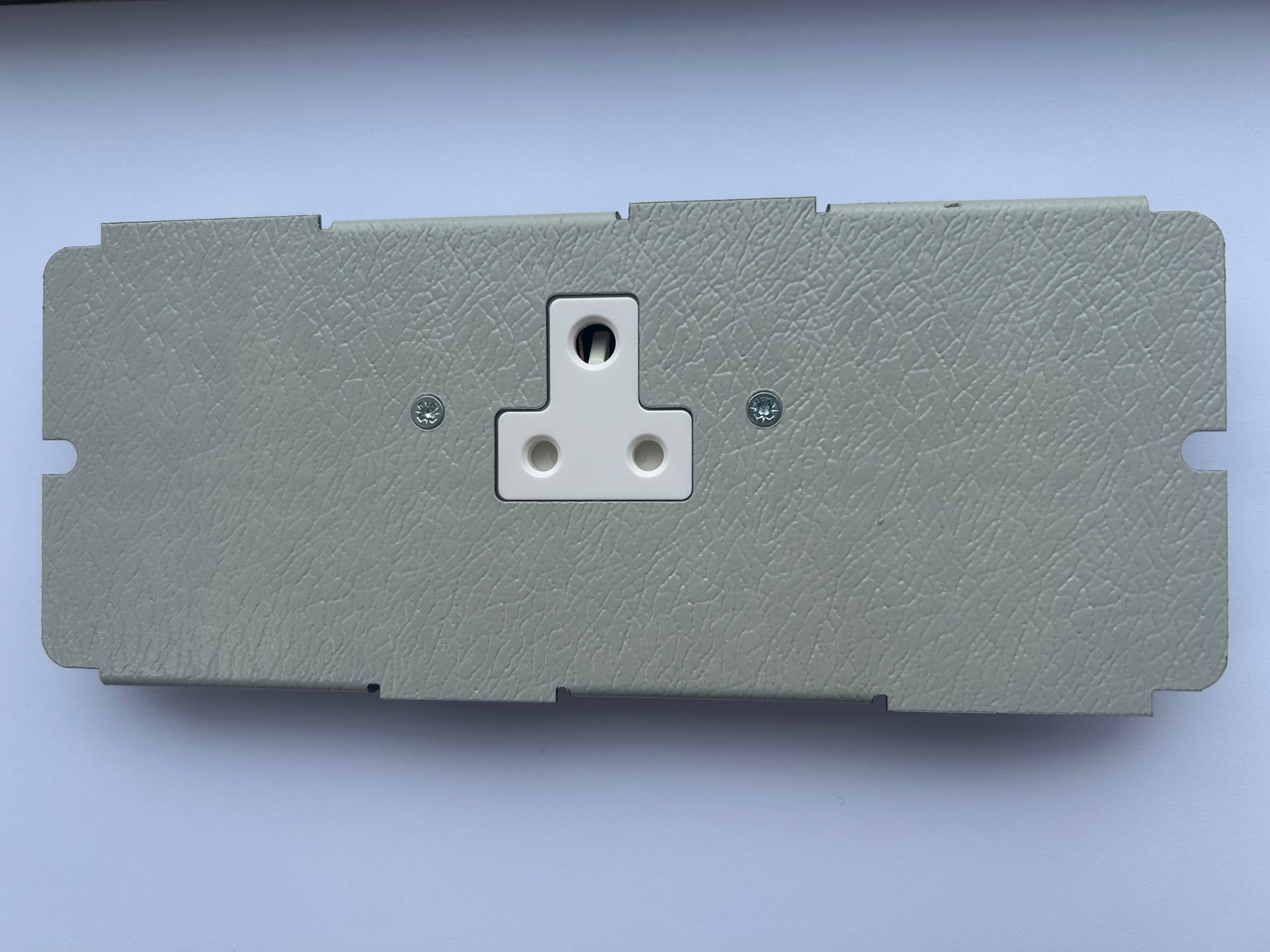 557 double plate 1x 5a socket